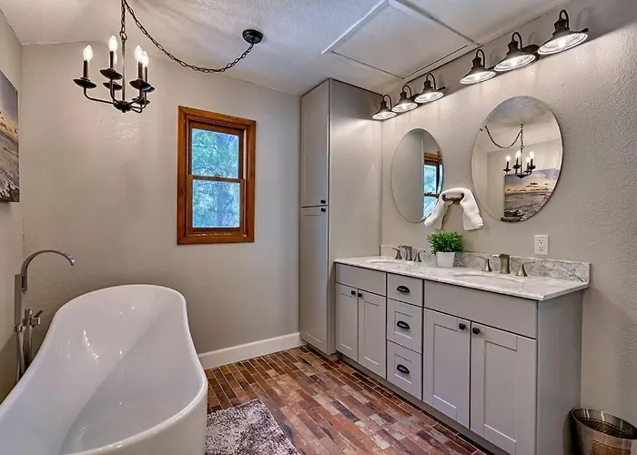 Cozy 3-bedroom Retreat In Scenic