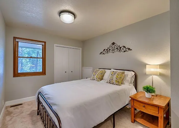 Cozy 3-bedroom Retreat In Scenic Holiday home
