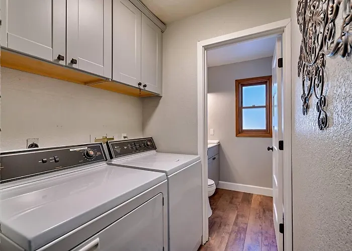 Cozy 3-bedroom Retreat In Scenic Holiday home *