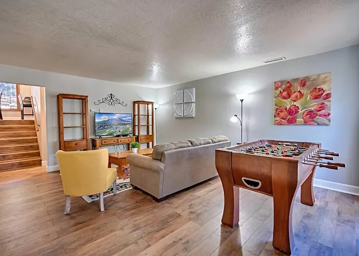 Cozy 3-bedroom Retreat In Scenic *