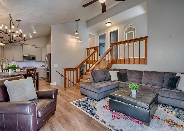 Cozy 3-bedroom Retreat In Scenic Holiday home *